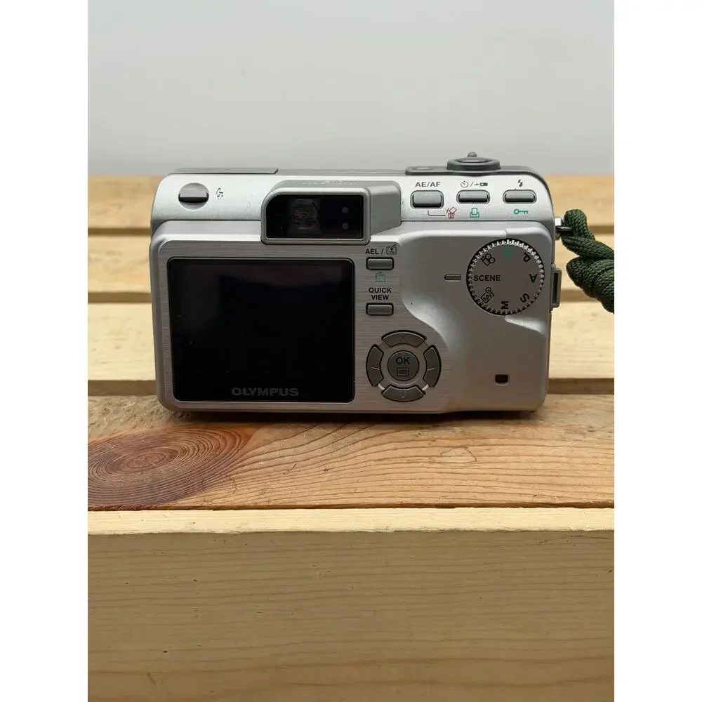 Olympus Camedia C-7000 Zoom 7.1MP Digital Camera w/ Battery, Lowepro Case, Strap
